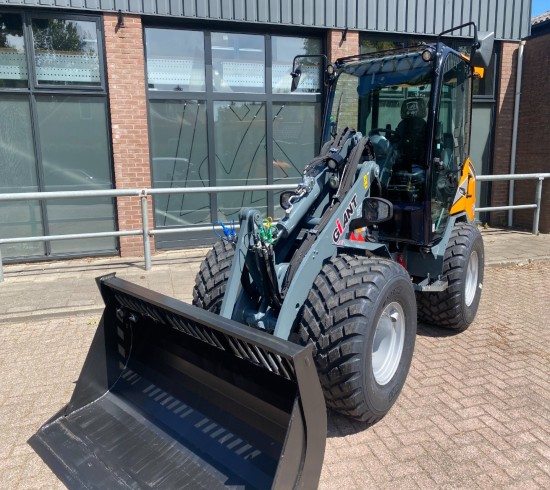 2023 Giant G3500 X-tra VK8944