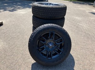 2022 Land Rover Defender 19 inch LM Velgen met All Terrian banden DV1090