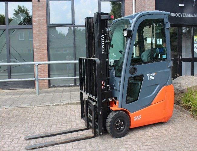 2013 Toyota 8FBET15 Elektro Heftruck + Full Cab + Triplex + Sideshift VK4084 | Verreiker / Heftruck | Vorkheftrucks